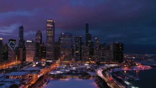Urban Cityscape of Chicago at Night in Winter. Vue Aérienne. États-Unis — Video