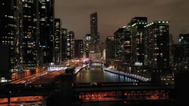 Şikago ve Şikago Nehri 'nin Kış Gecesinde Şehir manzarası. Hava görüntüsü. ABD