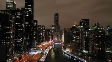 Urban Chicago City ve Chicago River, kışın Gece 'de. Hava görüntüsü. ABD
