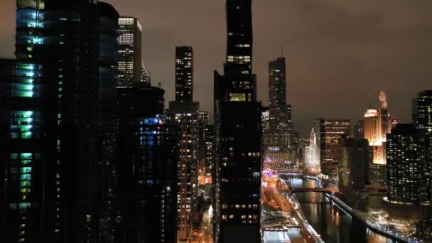 Urban Skyline van Chicago en Chicago River 's nachts in de winter. Luchtfoto 's. Verenigde Staten — Stockvideo