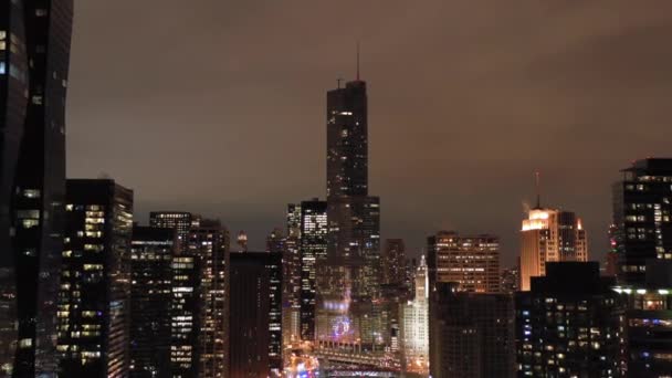 Urban Chicago City en Chicago River 's nachts in de winter. Luchtfoto 's. Verenigde Staten — Stockvideo