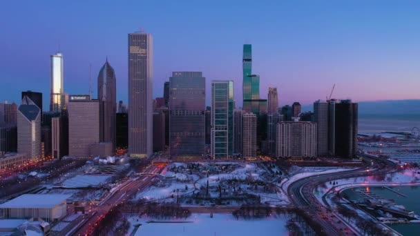 Městská obloha Chicaga v Ranním soumraku v zimě. Letecký pohled. USA — Stock video