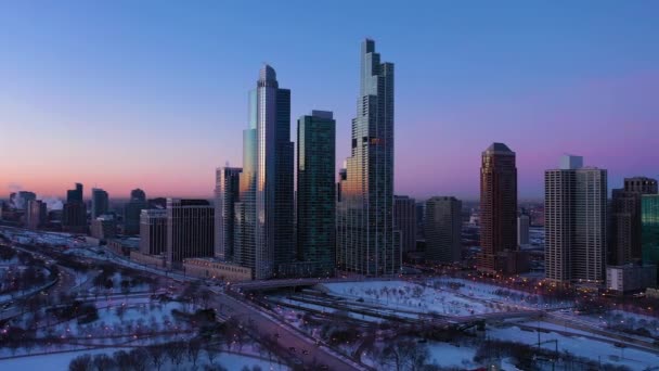 Wolkenkrabbers van Near South Side in Morning Twilight. Luchtfoto 's. Chicago, Verenigde Staten — Stockvideo