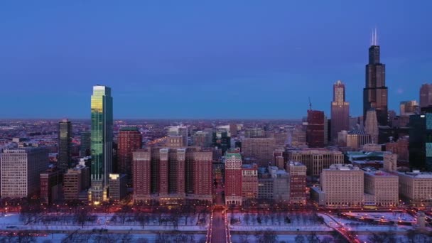 Stadsgezicht van Chicago in Morning Blue Hour in de winter. Luchtfoto 's. Verenigde Staten — Stockvideo