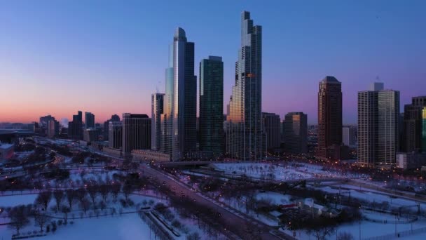 Rascacielos de Near South Side en Morning Twilight. Vista aérea. Chicago, Estados Unidos — Vídeos de Stock