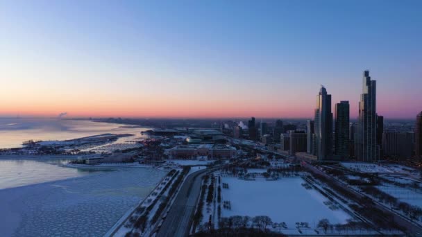 Chicago Loop y Michigan Lake al amanecer en invierno. Vista aérea. Chicago, Estados Unidos — Vídeos de Stock