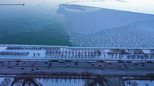 Silnice a zamrzlé Michiganské jezero s ledem v zimě. Letecký pohled. Chicago, USA — Stock video