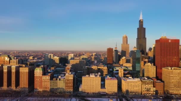 Městská panorama Chicaga v zimním ránu. Zlatá hodinka. Letecký pohled. USA — Stock video