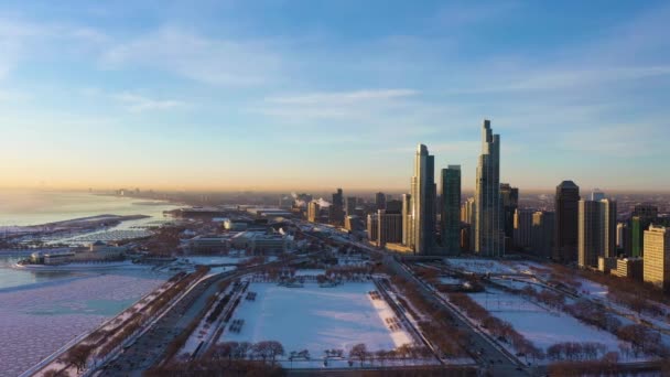 Chicago Loop ve Michigan Gölü kışın Sunrise 'da. Hava görüntüsü. Chicago, ABD — Stok video