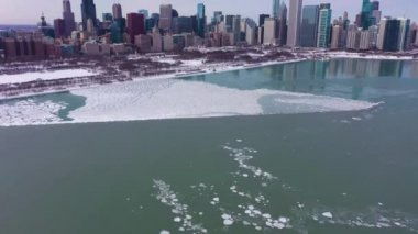 Kış aylarında Chicago ve Michigan Gölü 'nün gökdelenleri. Hava görüntüsü. ABD
