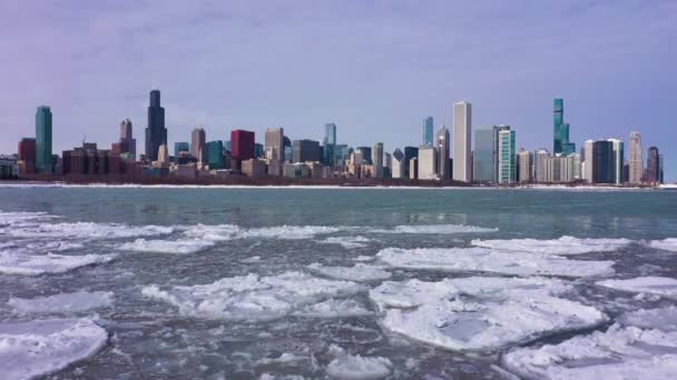 Skyline van Chicago en Lake Michigan op Winter Frosty Day. Luchtfoto, Verenigde Staten — Stockvideo
