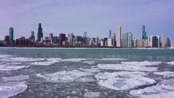 冬季霜冻日芝加哥和密歇根湖的天际线。Aerial View, USA — 图库视频影像