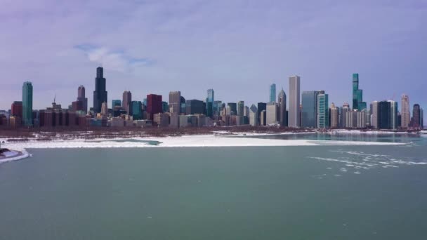 Urban Skyline of Chicago and Lake Michigan on Winter Day (en inglés). Vista aérea. Estados Unidos — Vídeo de stock