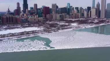 Kış Frosty Günü 'nde Chicago ve Michigan Gölü şehir silueti. Hava görüntüsü. ABD