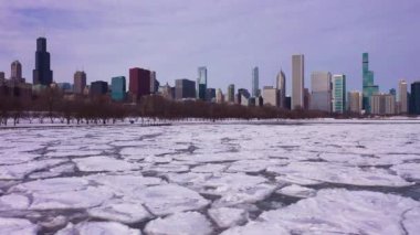 Kış aylarında Chicago ve Michigan Gölü 'nün silüeti. Aerial View, ABD