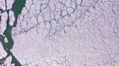 Donmuş Michigan Gölü ve kışın buz. Havadan Yukarıdan Aşağı Görünümü. Chicago, ABD