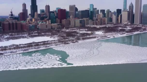 Городской горизонт Чикаго и озера Мичиган в зимний морозный день. Вид с воздуха. США — стоковое видео