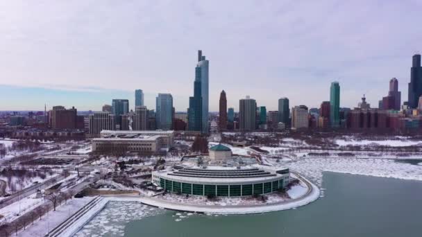 CHICAGO, USA - 25. června 2021: Shedd Aquarium a Chicago Skyline. Letecký pohled. Dron letí vzad a nahoru — Stock video