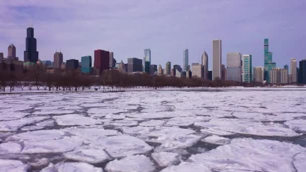 Skyline of Chicago and Lake Michigan on Winter Frosty Day (en inglés). Vista aérea, Estados Unidos — Vídeo de stock