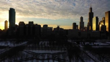 Chicago 'nun Kentsel Skyline' ı Kış Günbatımında. Altın Saat. Hava görüntüsü. ABD