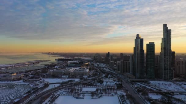Chicago Skyline et Michigan Lake au coucher du soleil en hiver. Vue Aérienne. Chicago, États-Unis — Video