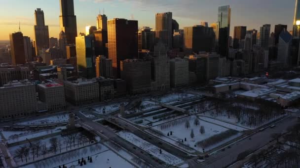 Městské město Chicaga při západu slunce. Zlatá hodinka. Letecký pohled. USA — Stock video
