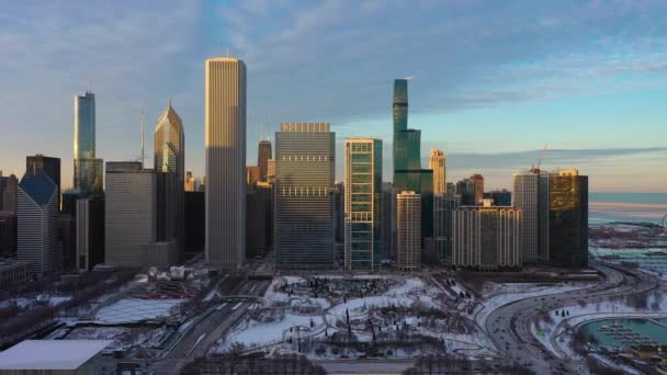 Urban Skyline of Chicago at Sunset in Winter Вид з повітря. США — стокове відео