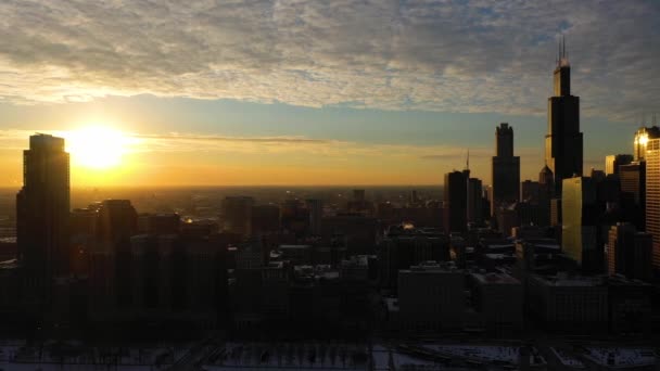 Stadsskyline i Chicago vid vintersolnedgången. Gyllene timmen. Flygutsikt. Förenta staterna — Stockvideo