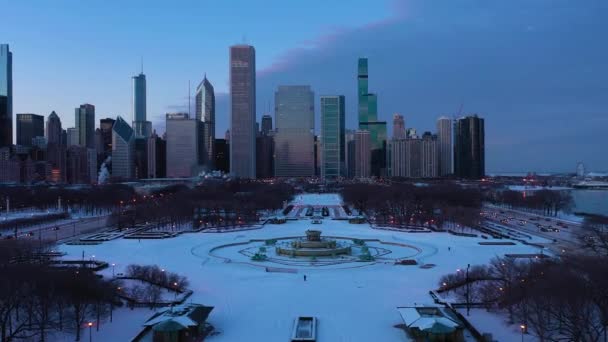 Chicago 'nun Urban Skyline' ı kışın Akşam Alacakaranlığı 'nda. Hava görüntüsü. ABD — Stok video