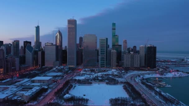 Chicago Şehri Kış Gecesi Alacakaranlığı 'nda. Hava görüntüsü. ABD — Stok video