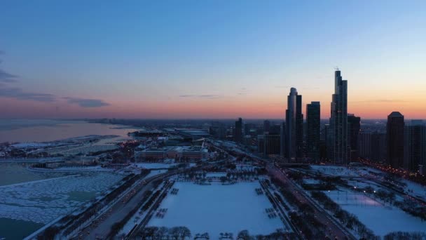 Chicago Loop ve Michigan Gölü, kışın Sunset 'te. Hava görüntüsü. Chicago, ABD — Stok video