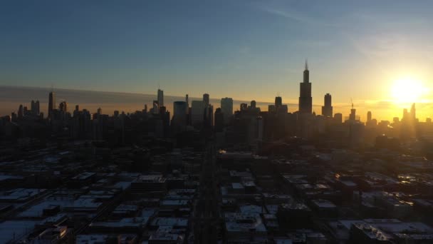 Silhouette of Chicago City at Winter Sunrise. Golden Hour. Aerial View. USA — ストック動画