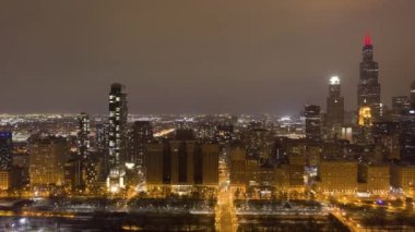 Chicago 'nun Urban Skyline' ı kışın Gece 'de. Hava görüntüsü. ABD