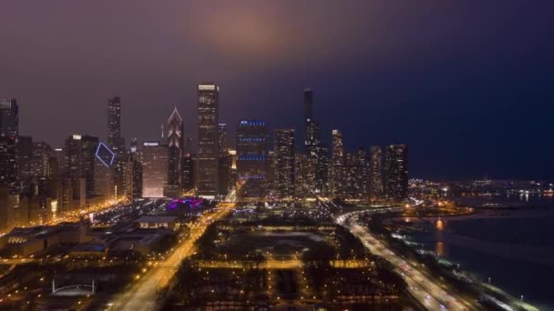 Stadsgezicht van Chicago 's nachts in de winter. Luchtfoto 's. Verenigde Staten — Stockvideo