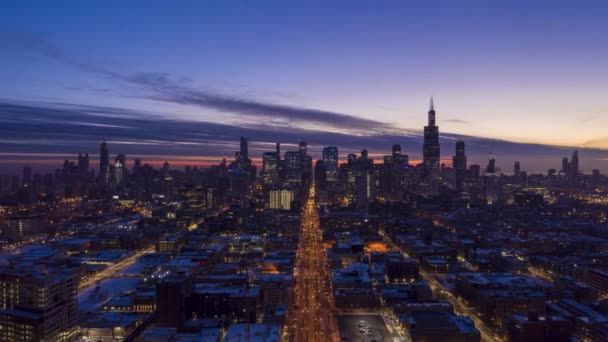 Městská silueta Chicaga za zimního východu slunce. Modrá hodinka. Letecký pohled. USA — Stock video