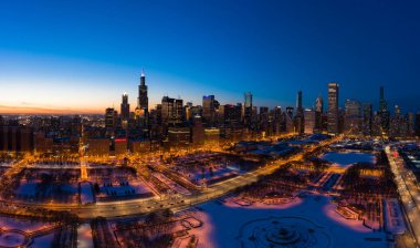 Chicago 'dan Urban Skyline Kışın Gece Döngüsü. Mavi Saat. Hava görüntüsü. Amerika Birleşik Devletleri