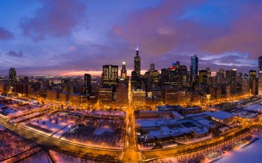 Chicago 'dan Urban Skyline Kışın Gece Döngüsü. Mavi Saat. Hava görüntüsü. Amerika Birleşik Devletleri