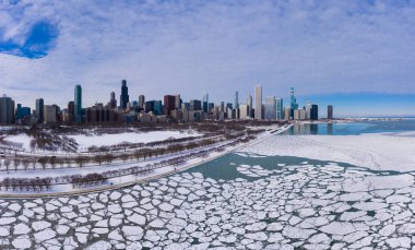 Chicago 'nun Kentsel Skyline ve Donmuş Göl Michigan Kış Dondurma Günü' nde Ice Lumps ile. Hava görüntüsü. Amerika Birleşik Devletleri