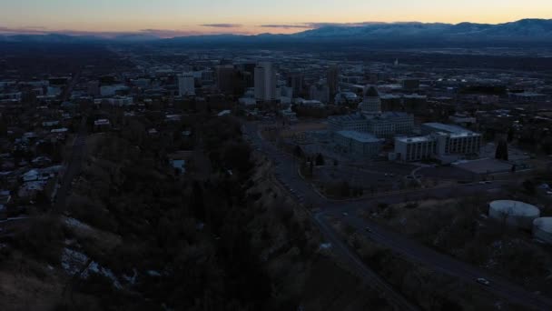 サンセット時のソルトレイクシティ。アメリカのユタ州。空中展望 — ストック動画
