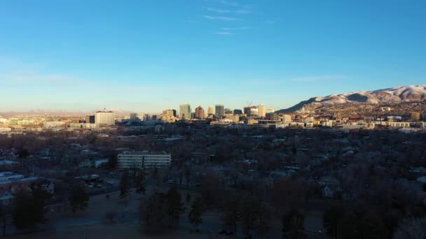 Salt Lake City Skyline op zonnige dag. Utah, USA. Luchtzicht — Stockvideo