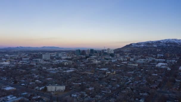 盐湖城的天际线在晨暮中.美国犹他州。空中视图 — 图库视频影像