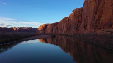 Güneşli bir günde Colorado Nehri ve Red Sandstone Kayalıkları. Utah, ABD. Hava Görünümü