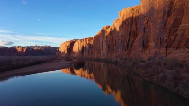 Colorado River and Red Sandstone Cliffs on Sunny Day. Utah, USA. Aerial View — Stock Video