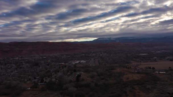 모압 시와 구름낀 아침의 험준 한 산들. 유타, 미국. 공중에서의 광경 — 비디오