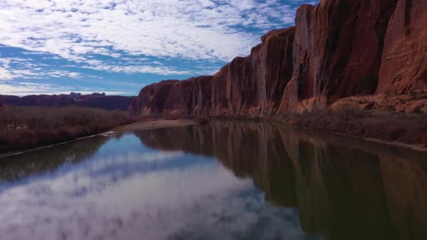 Colorado River en Red Sandstone Cliffs op Zonnige Dag. Utah, USA. Luchtzicht — Stockvideo