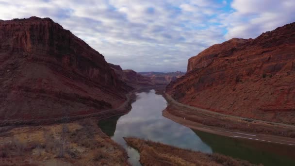 Řeka Colorado a Rudé pískovcové hory na oblačné ráno. Utah, USA. Letecký pohled — Stock video