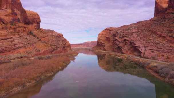 Řeka Colorado a Rudé pískovce na slunný den. Utah, USA. Letecký pohled — Stock video