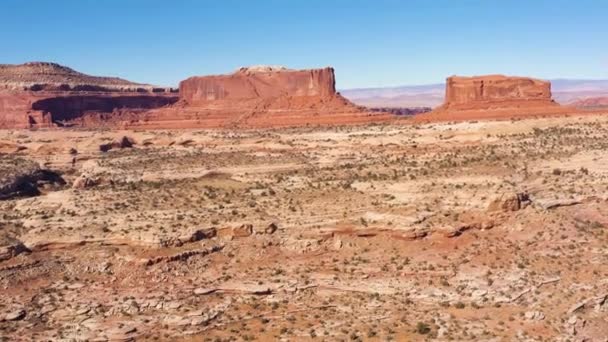 Merrimac i Monitor Buttes w słoneczny dzień. Widok z lotu ptaka. Utah, USA — Wideo stockowe