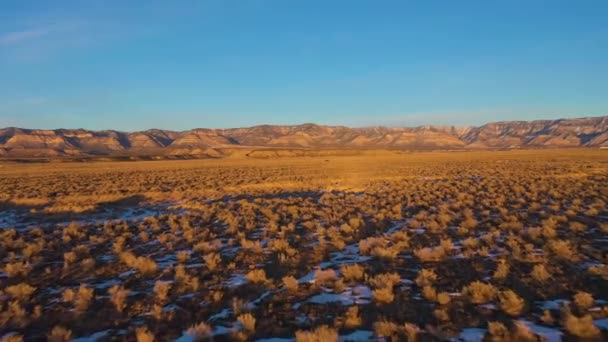 Kışın Sunset 'te çöl ve dağlar. Utah, ABD. Hava Görünümü — Stok video