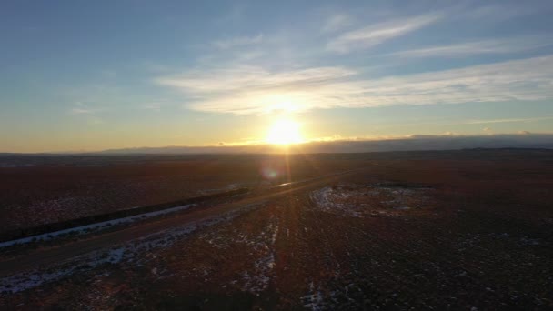 Desierto y tren de carga al atardecer en invierno. Utah, Estados Unidos. Vista aérea — Vídeos de Stock